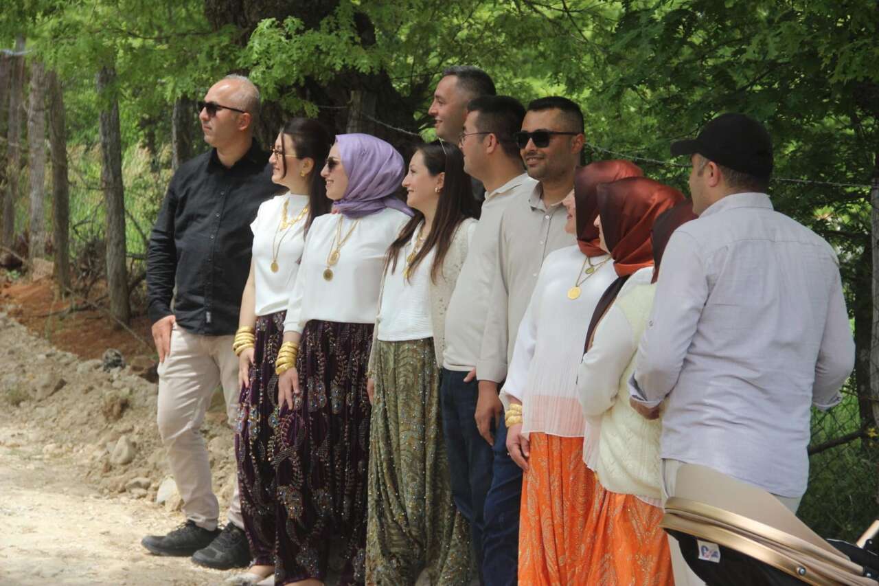 İlginç gelenek! Eş arayan gençler bu sokağa koşuyor 10